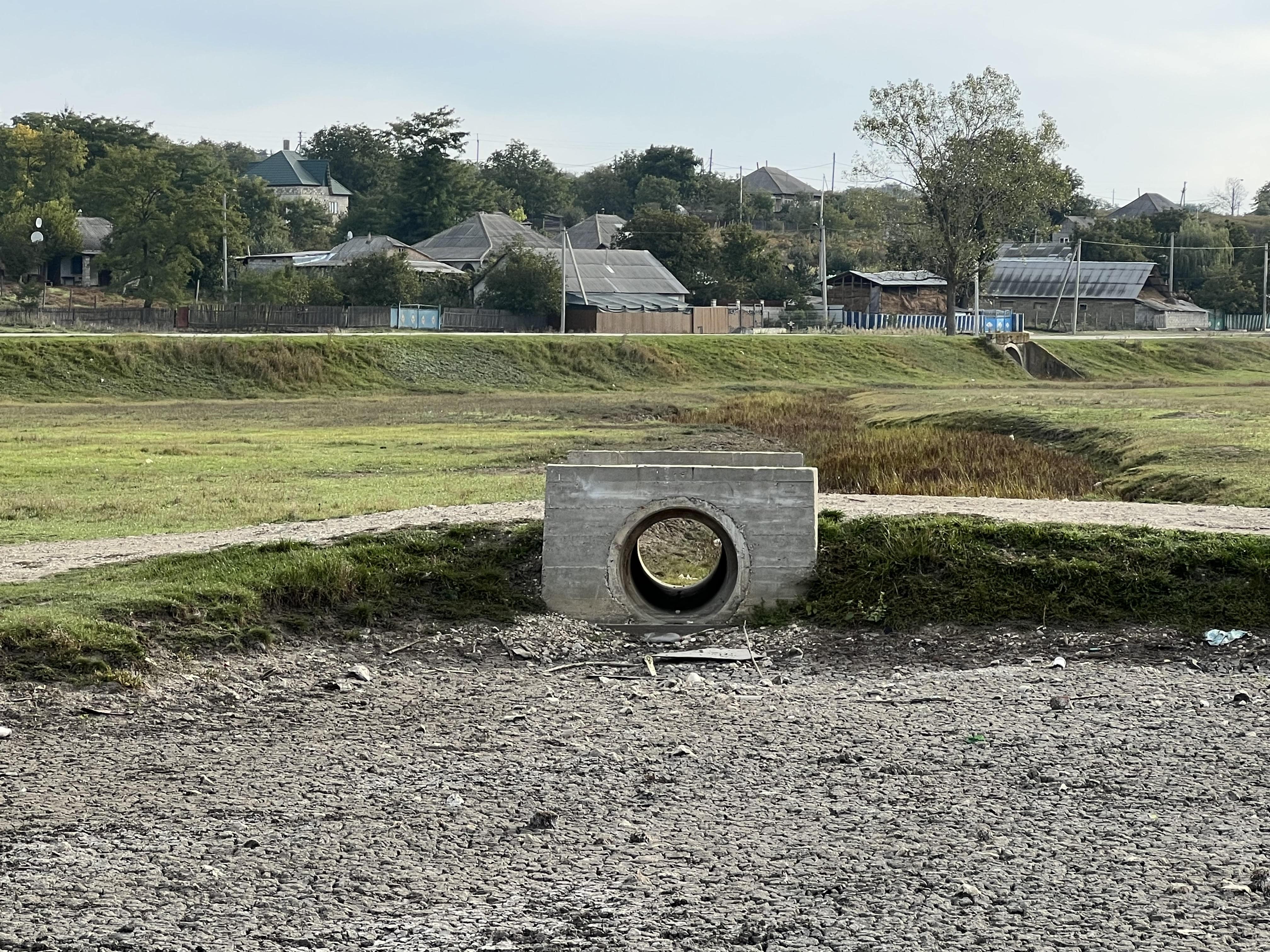 Dry river in Bursuceni, September 2025. Dams are only one part of a much more complex situation. Climate change and decades of river engineering — channel straightening, embankments, and disconnection from floodplains — all contribute to declining flows 